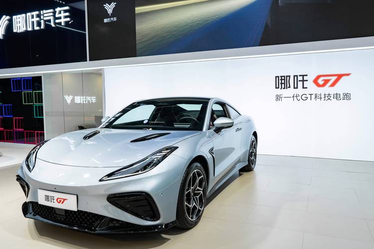 东莞48哪吒汽车在智能汽车领域的表现，领途汽车在新能源汽车市场中的影响力